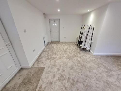 Modern Guest Room in West Midlands with Private Entrance Hotel in Metropolitan Borough of Solihull