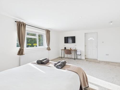 Modern Guest Room in West Midlands with Private Entrance Hotel in Metropolitan Borough of Solihull