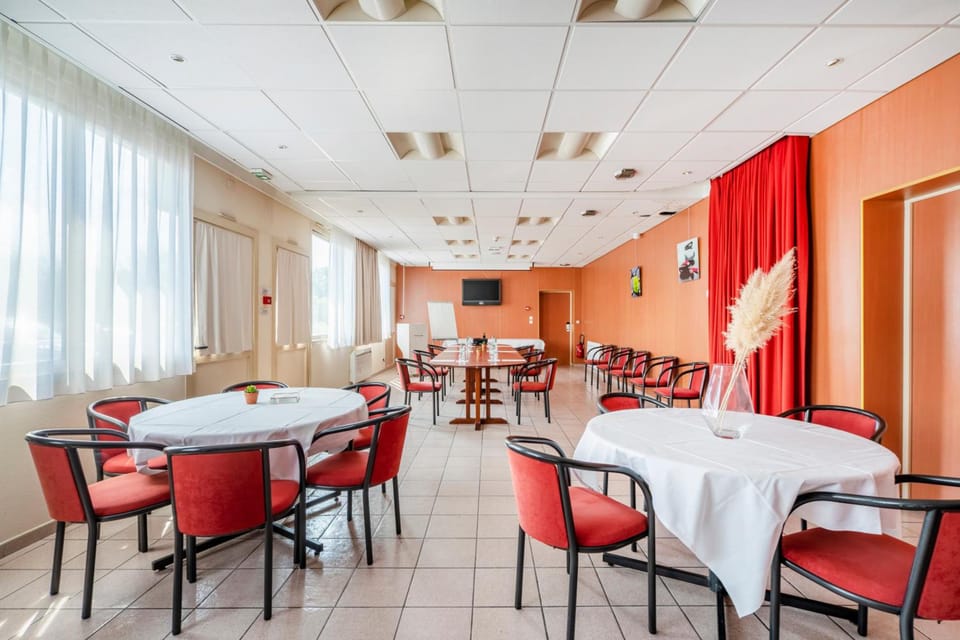 Cit'Hotel LA PYRAMIDE Hotel in Centre-Val de Loire