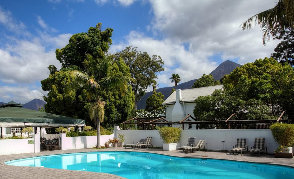 Swimming pool [outdoor]