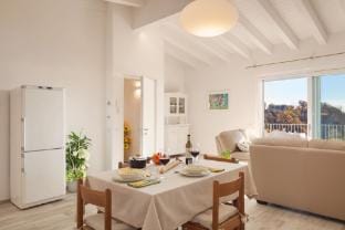 White Apartment with Terrace and Lake View Hotel in Lake Garda