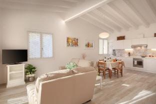 White Apartment with Terrace and Lake View Hotel in Lake Garda