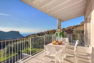White Apartment with Terrace and Lake View Hotel in Lake Garda