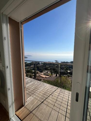 La plage de Saint Clair a pied Hotel in Le Lavandou