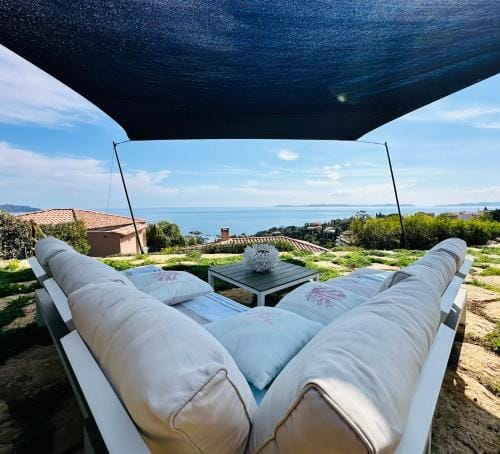 La plage de Saint Clair a pied Hotel in Le Lavandou