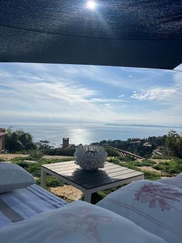 La plage de Saint Clair a pied Hotel in Le Lavandou