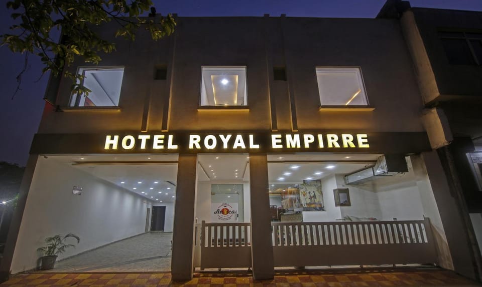 Hotel Royal Empirre Near PEC-PGI-PU-Sukhna Lake-Rock Garden-Rose Garden Chandigarh Hotel in Chandigarh
