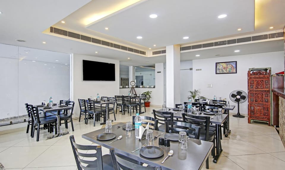 Hotel Royal Empirre Near PEC-PGI-PU-Sukhna Lake-Rock Garden-Rose Garden Chandigarh Hotel in Chandigarh
