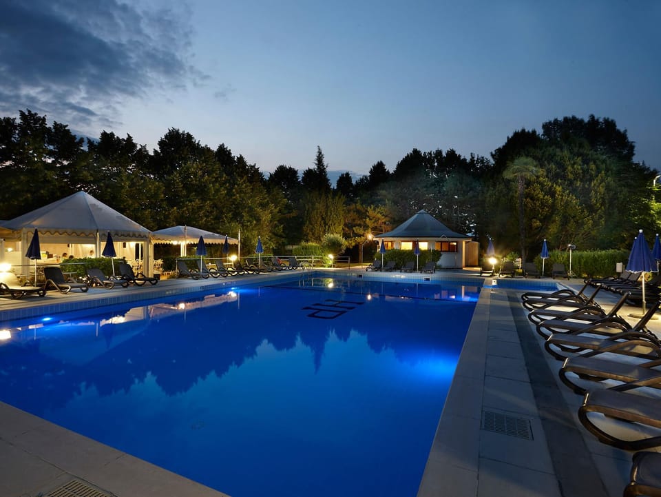 Swimming pool [outdoor]