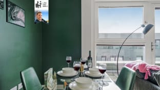 Lux Penthouse Flat in Stevenage with Balcony, Super King Bed & Fast WiFi Hotel in Stevenage