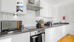 Lux Penthouse Flat in Stevenage with Balcony, Super King Bed & Fast WiFi Hotel in Stevenage