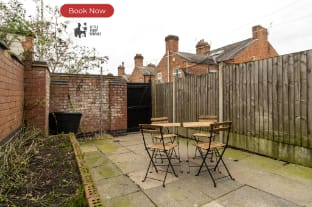 Stylish 2BR Home - Wi-Fi, Smart TV, Parking & Outdoor Area Hotel in Leicester