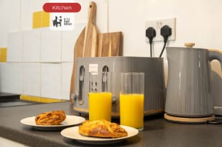 Stylish 2BR Home - Wi-Fi, Smart TV, Parking & Outdoor Area Hotel in Leicester