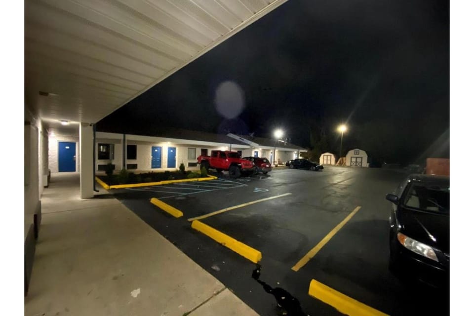 Deluxe Inn by OYO Near Toledo Ohio Hotel in Toledo