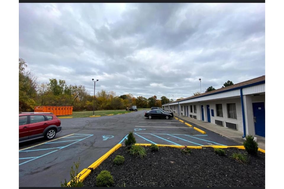 Deluxe Inn by OYO Near Toledo Ohio Hotel in Toledo