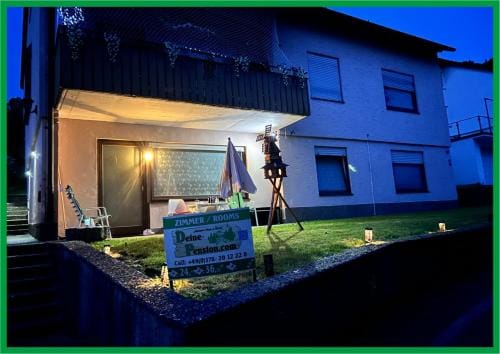 Deine Pension, Family & Friends Room P3, 5 beds, 25qm, Check-in 4PM till 5AM Hotel in Hesse