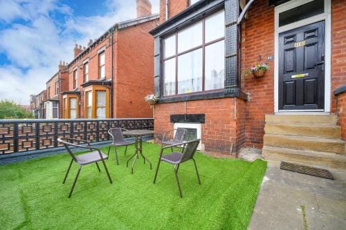 -RD15CFA- For Relaxed and Cosy stay with Free Parking Hotel in Leeds
