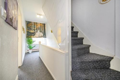 -RB15CFA- For Relaxed and Cosy stay with Free Parking Hotel in Leeds