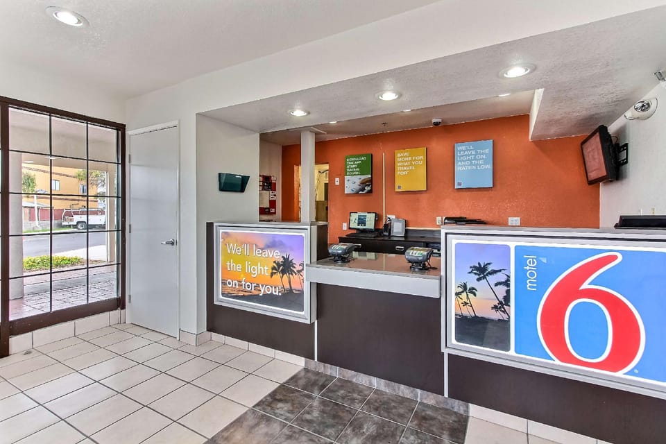 Motel 6 Salinas, CA - North Monterey Area Hotel in Salinas