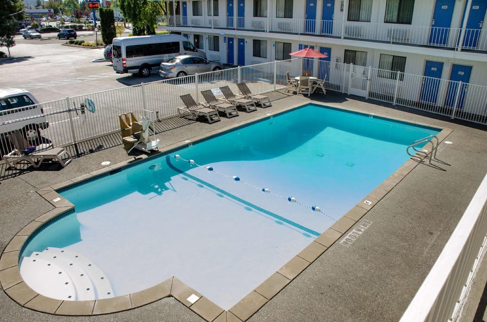 Swimming pool [outdoor]