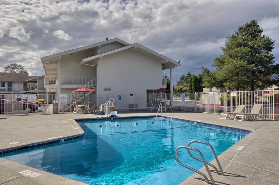 Motel 6 Everett, WA - North Hotel in Paine Lake Stickney