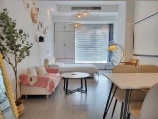 Sunset Homestay (Anhui Normal University Huajin Campus Yijiang Wanda Plaza Branch) Hotel in Nanjing