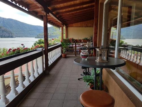 Conacul de la Dunare, Eselnita Hotel in Serbia