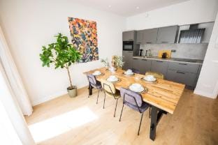 Sleek City Center 2BDR Apartment  VP Hotel in Rotterdam