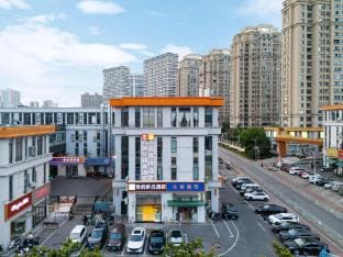Yibai Liangpin Hotel (Nanjing Jiangning University Town Transportation College Metro Station Branch) Hotel in Nanjing