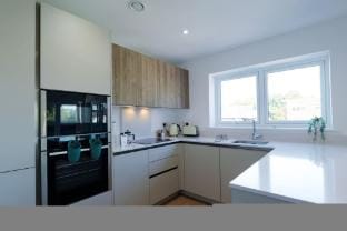Luxury Manchester Apartment - Pink Hotel in England