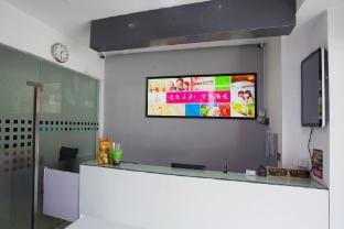 Yibai Chain Hotel (Shanghai Tianshan Bingu Plaza Weining Road Metro Station Store) Hotel in Shanghai