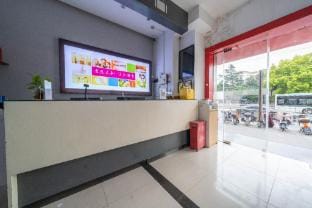 Yibai Chain Hotel (Shanghai Tianshan Bingu Plaza Weining Road Metro Station Store) Hotel in Shanghai