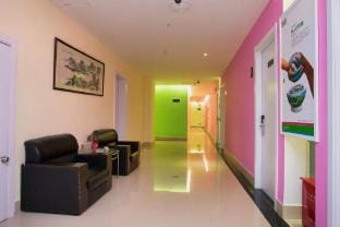 Yibai Chain Hotel (Shanghai Tianshan Bingu Plaza Weining Road Metro Station Store) Hotel in Shanghai