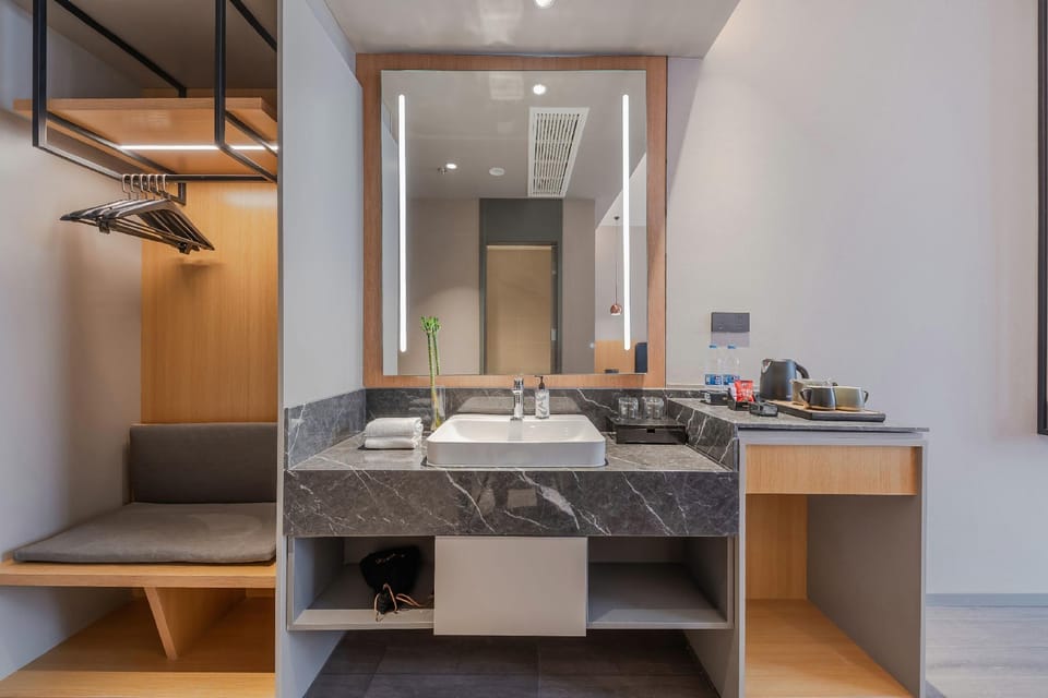 Home Inn Selected Hotel (Nanjing Jiangning Zhongcai Logistics Dongqi Road Metro Station Branch) Hotel in Nanjing