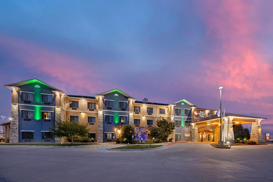 Best Western Plus Emerald Inn & Suites Hotel in Garden City