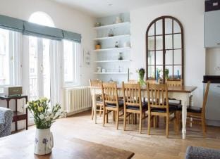 Sunny Roof Terrace Barons Court Sleeps 4-6 Hotel in City of Westminster
