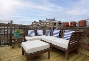 Sunny Roof Terrace Barons Court Sleeps 4-6 Hotel in City of Westminster