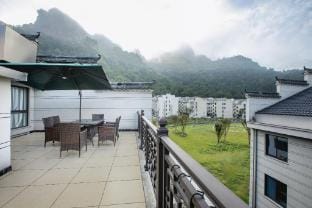 Xinchang Slow Living Elegant Courtyard Homestay (Shijiu Peak Branch) Hotel in Zhejiang