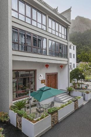 Xinchang Slow Living Elegant Courtyard Homestay (Shijiu Peak Branch) Hotel in Zhejiang