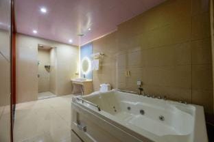 Tongcheng Poli Hotel (Tongcheng Liuchixiang Store) Hotel in Jiangsu