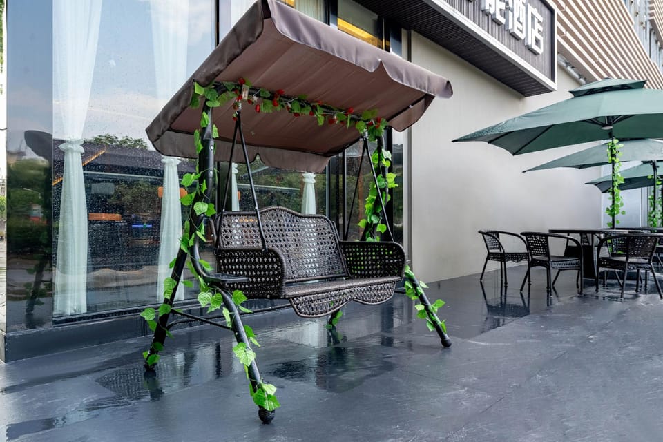 Magic House Smart Hotel (Shanghai Hutai Road Xingzhi Road Metro Station Branch) Hotel in Shanghai