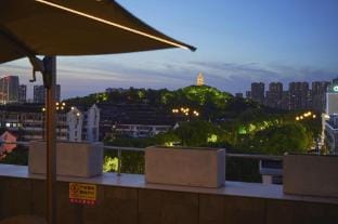 Weige Boutique Hotel (Shaoxing Lu Xun's Hometown Book Saint's Hometown) Hotel in Hangzhou