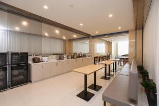 Jinlin Riverside Esports Hotel (Chemical Park Metro Station Branch) Hotel in Nanjing