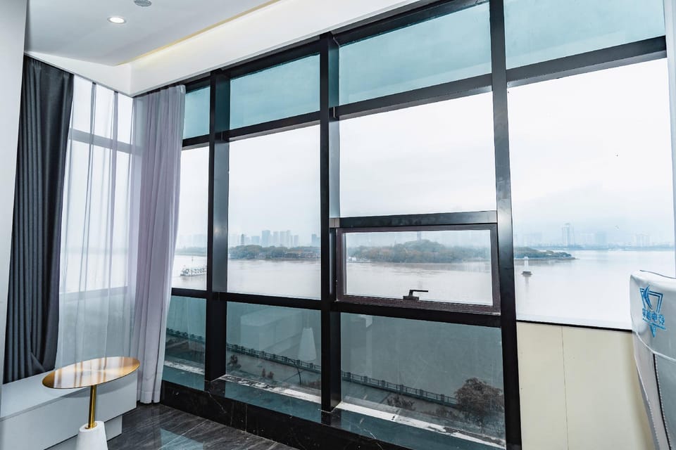 Crossing Over: E-sports Luxury Hotel (Wenzhou Wangjiang East Road Jiangxinyu Moonlight Wharf Branch) Hotel in Zhejiang