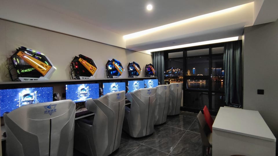 Crossing Over: E-sports Luxury Hotel (Wenzhou Wangjiang East Road Jiangxinyu Moonlight Wharf Branch) Hotel in Zhejiang