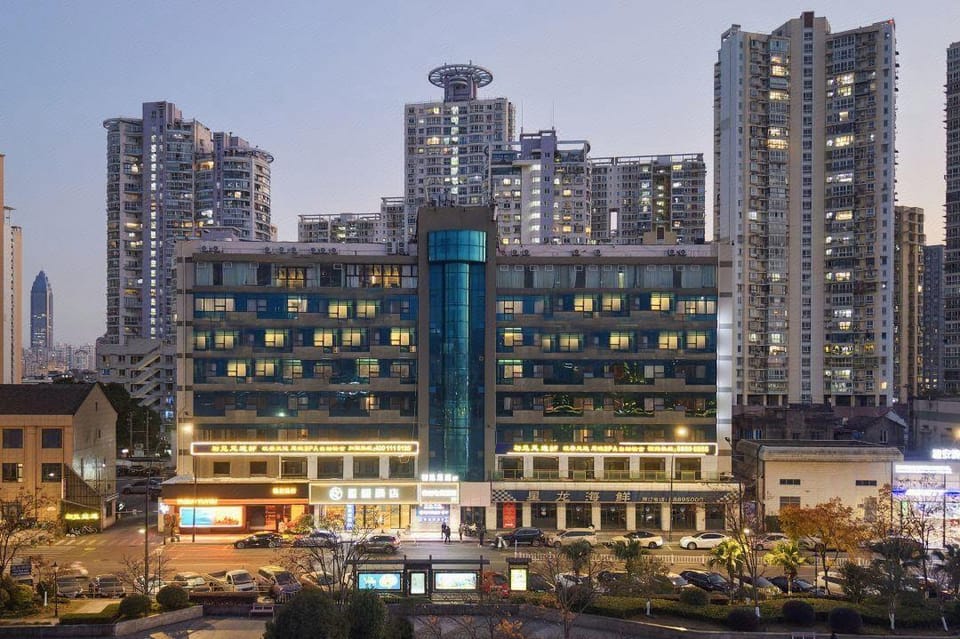 Crossing Over: E-sports Luxury Hotel (Wenzhou Wangjiang East Road Jiangxinyu Moonlight Wharf Branch) Hotel in Zhejiang