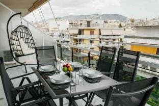 Spacious seaside flat at alimos Hotel in Alimos