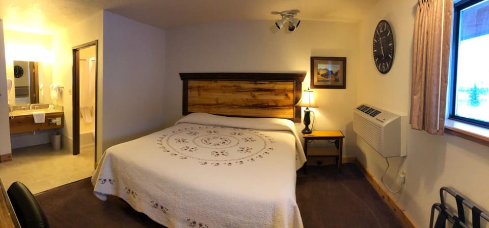 Yellowstone Village Inn and Suites Hotel in Gardiner