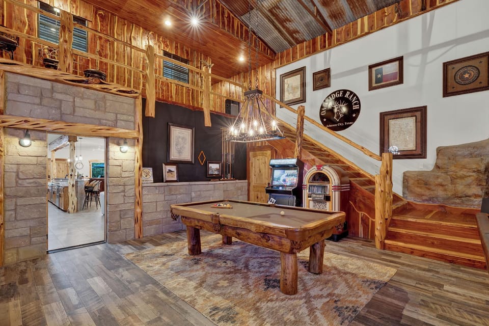 Oakridge Ranch: Pool + Hot-tub, Pickleball Court, Whiskey & Wine Room Hotel in Johnson City
