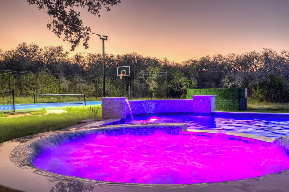 Oakridge Ranch: Pool + Hot-tub, Pickleball Court, Whiskey & Wine Room Hotel in Johnson City